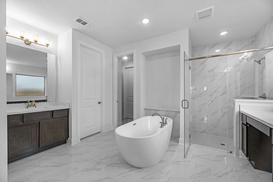 Furnished interior view inside a new home in Sienna, Missouri City (Image 9).