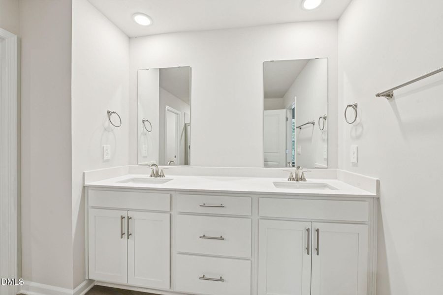 27-web-or-mls-Raleigh - Oak Manor - 137