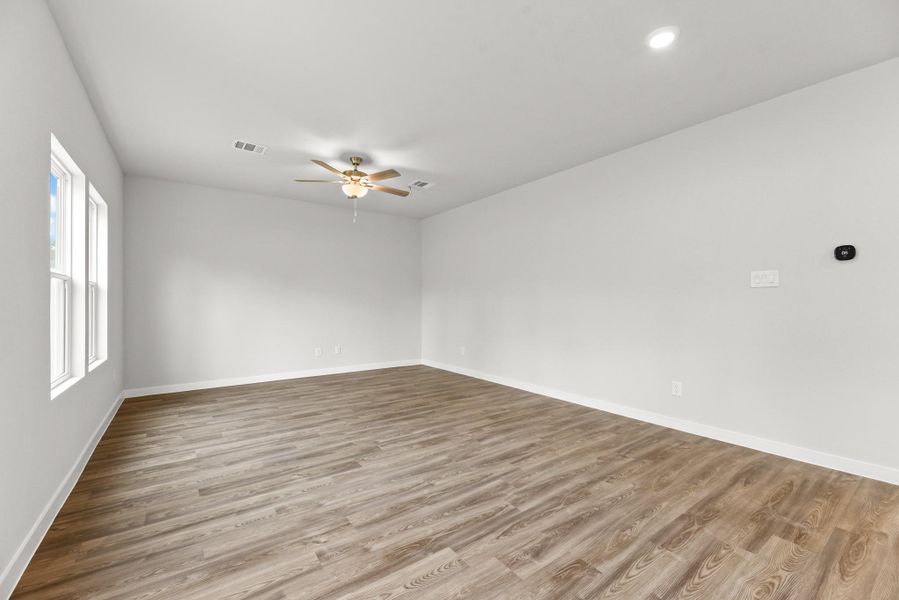 Spacious, unfurnished interior of a new home in Crockett Meadows, Cut and Shoot (Image 12).