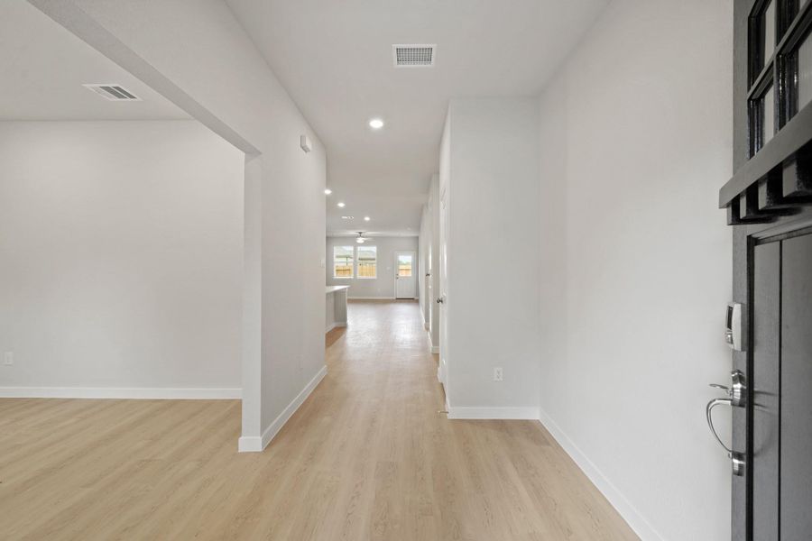 Spacious, unfurnished interior of a new home in Valor Park, Bay City (Image 12).