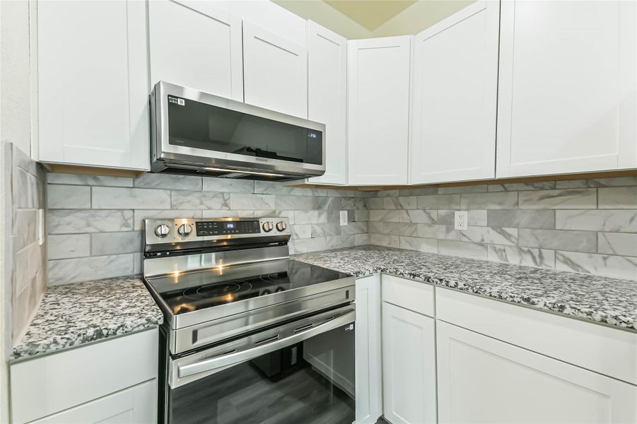 Furnished interior view inside a new home in , Conroe (Image 10).