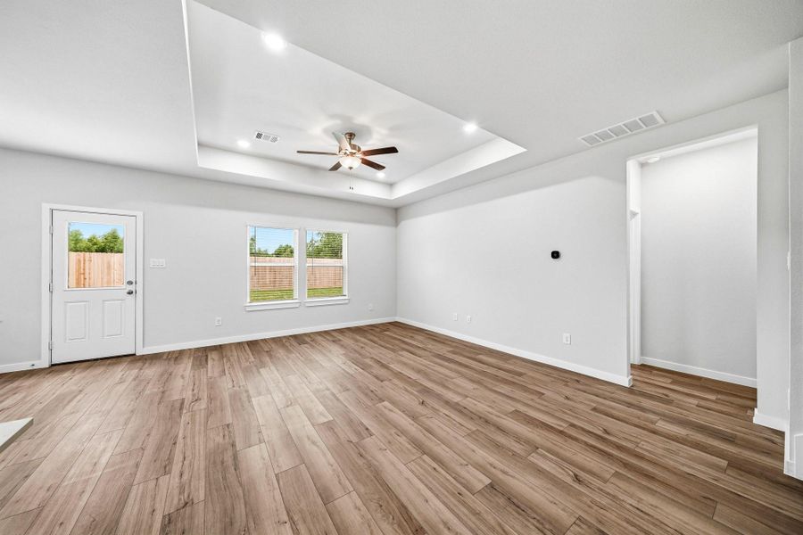 Spacious, unfurnished interior of a new home in Country Creek, Mont Belvieu (Image 14).