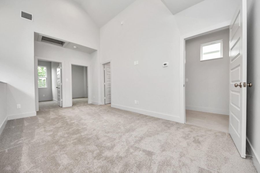 Spacious, unfurnished interior of a new home in Alicante, Houston (Image 29).