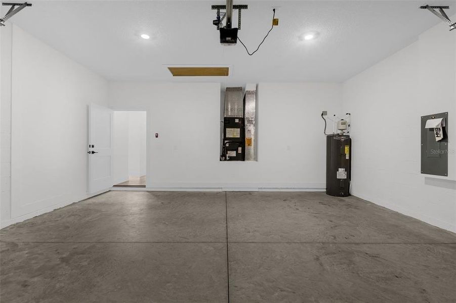 Spacious, unfurnished interior of a new home in , Citrus Springs (Image 13).