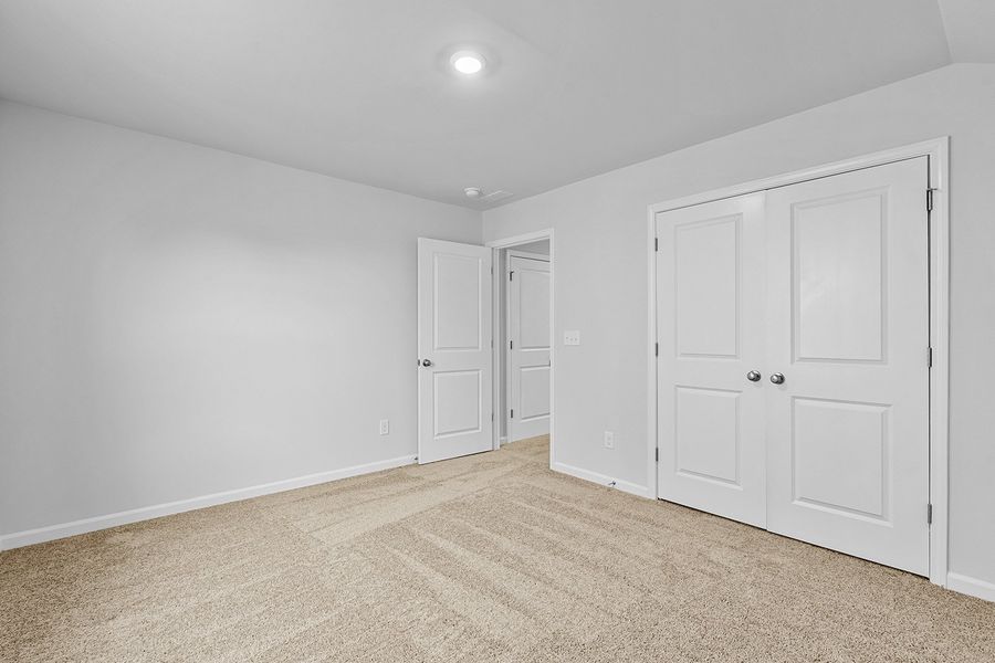 Spacious, unfurnished interior of a new home in Fieldstone, Lexington (Image 33).