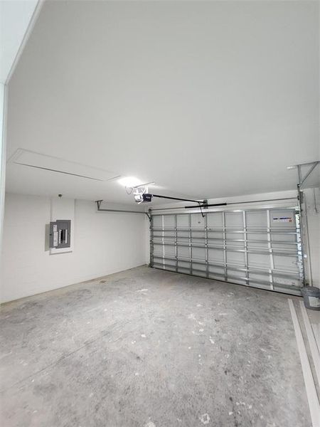 Spacious, unfurnished interior of a new home in , Dunnellon (Image 9).