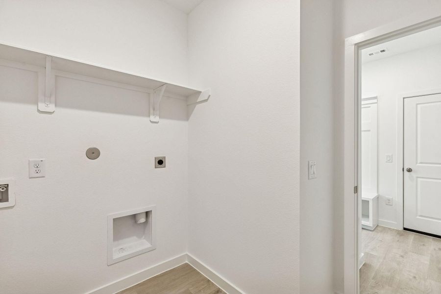 Spacious, unfurnished interior of a new home in Ellerden, Tomball (Image 17).