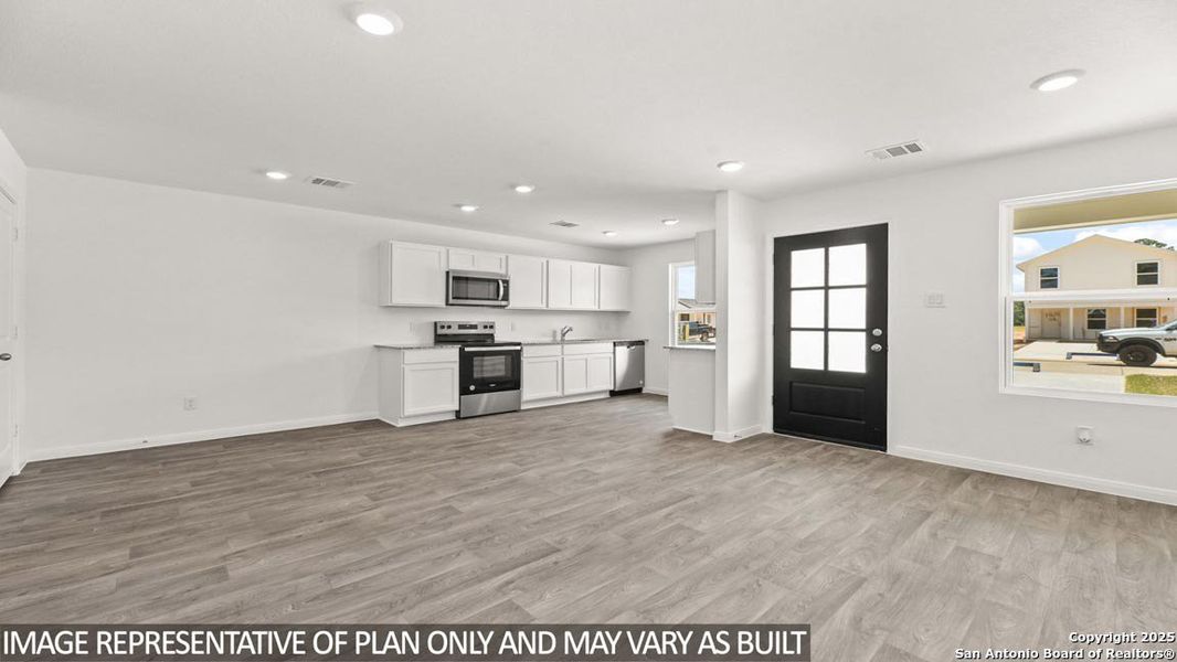 Spacious, unfurnished interior of a new home in Sonora, San Antonio (Image 7).