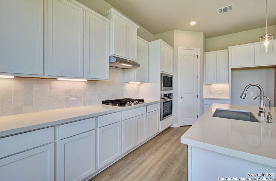 Furnished interior view inside a new home in Dauer Ranch, New Braunfels (Image 6). Furnished interior view inside a new home in Dauer Ranch, New Braunfels (Image 6).