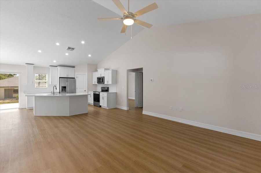 Spacious, unfurnished interior of a new home in , Citrus Springs (Image 20).