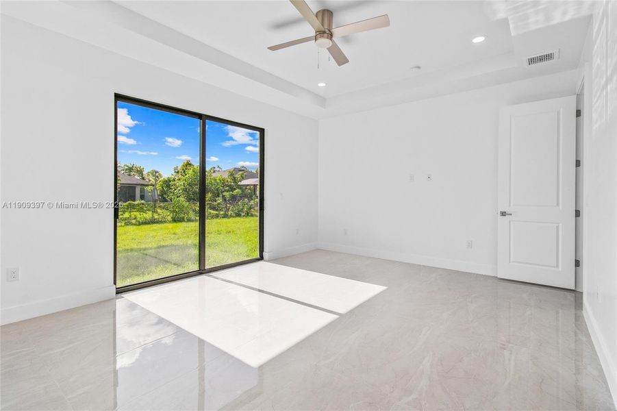 Spacious, unfurnished interior of a new home in , Lehigh Acres (Image 26).