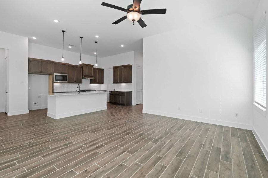 Spacious, unfurnished interior of a new home in Riceland, Mont Belvieu (Image 14).