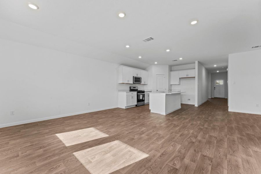 Spacious, unfurnished interior of a new home in Paramount, Kyle (Image 20).