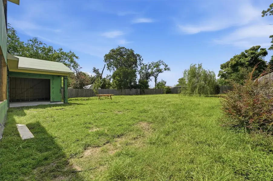 Oversized homesite offering endless outdoor possibilities Oversized homesite offering endless outdoor possibilities