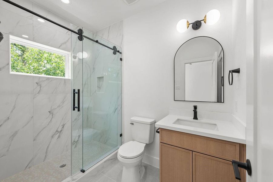 En suite bathroom for 2nd bedroom