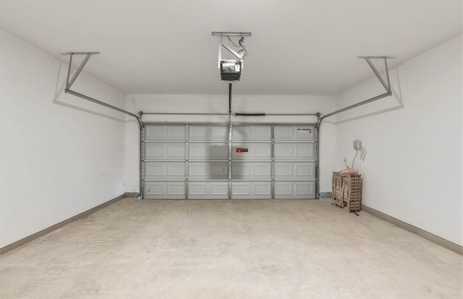 Spacious, unfurnished interior of a new home in Saddleback at Santa Rita Ranch, Liberty Hill (Image 50).