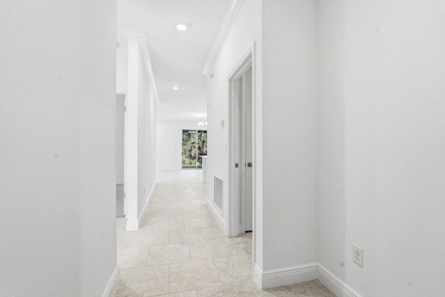 Spacious, unfurnished interior of a new home in Eden Hills, Lake Alfred (Image 42).