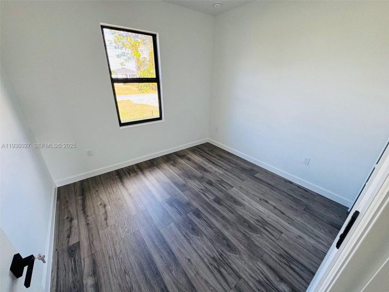 Spacious, unfurnished interior of a new home in , Cape Coral (Image 25).