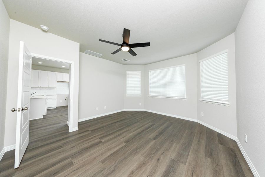 Spacious, unfurnished interior of a new home in Granger Pines, Conroe (Image 11).