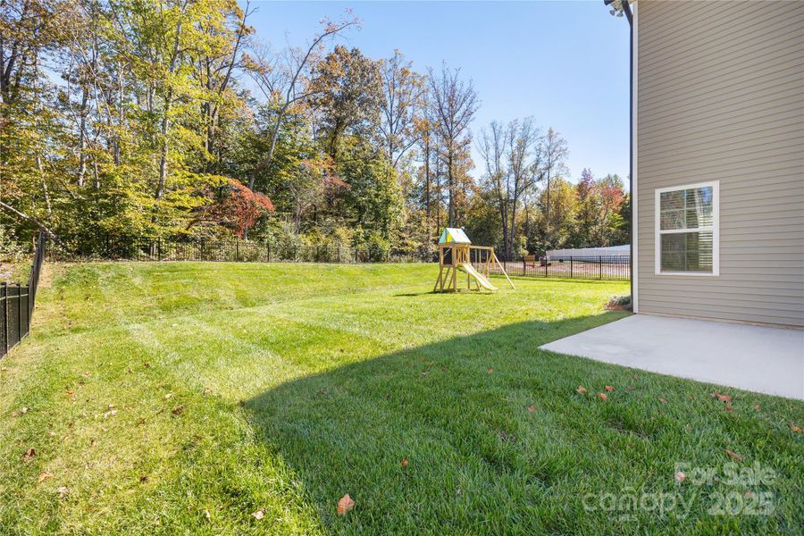 Backyard has beautiful wood views along the fence line. Backyard has beautiful wood views along the fence line.