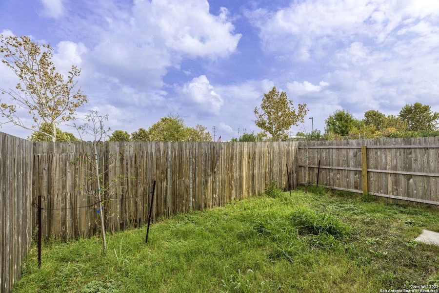Exterior details and patio area of a home in Presa Point, San Antonio (Image 4).
