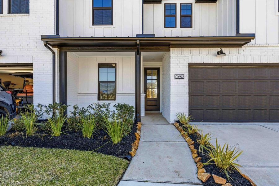 Exterior details and patio area of a home in Sienna, Missouri City (Image 20).