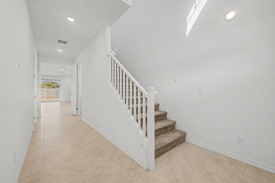 Spacious, unfurnished interior of a new home in Baker Farms, Phoenix (Image 7).
