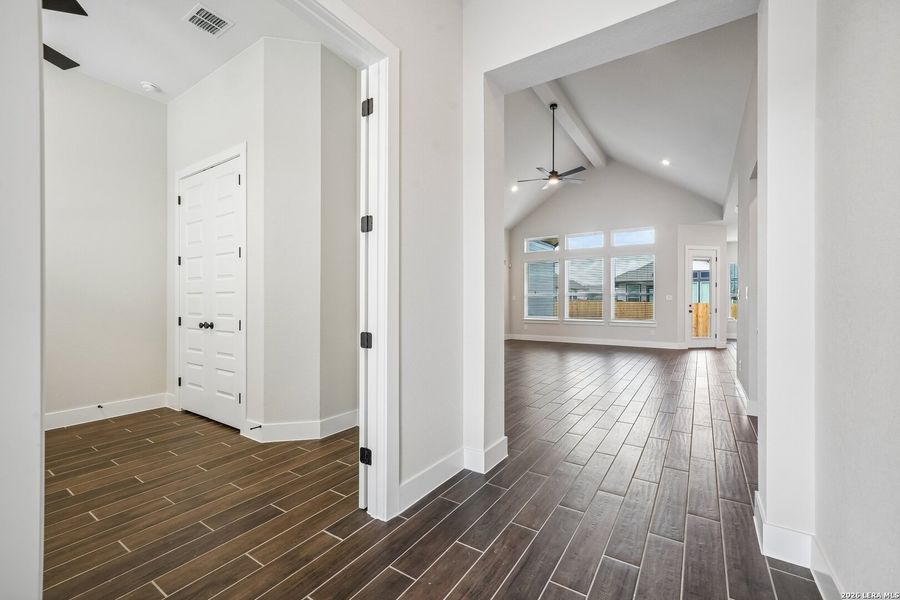 Spacious, unfurnished interior of a new home in Village at Three Oaks, Seguin (Image 14).