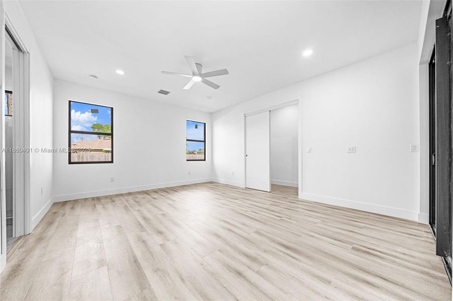 Spacious, unfurnished interior of a new home in , Palm Bay (Image 14).