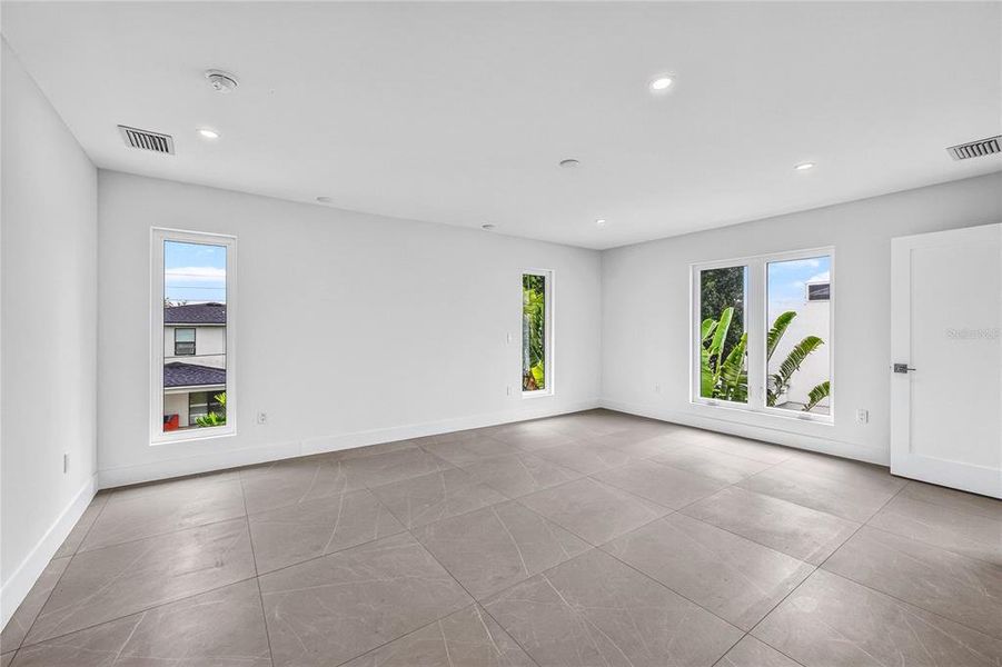 Spacious, unfurnished interior of a new home in , Sarasota (Image 22).