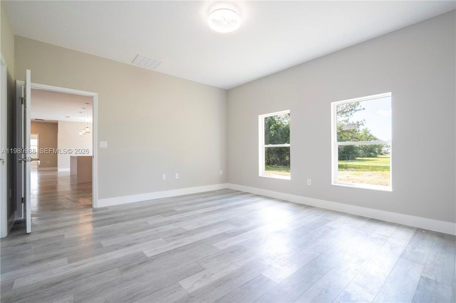 Spacious, unfurnished interior of a new home in , Sebring (Image 44).