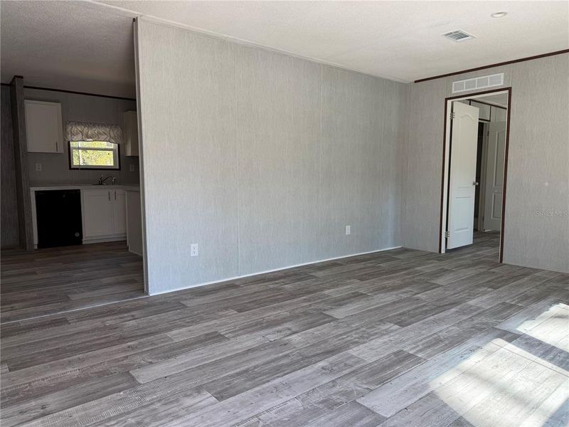 Spacious, unfurnished interior of a new home in , Crystal River (Image 15).