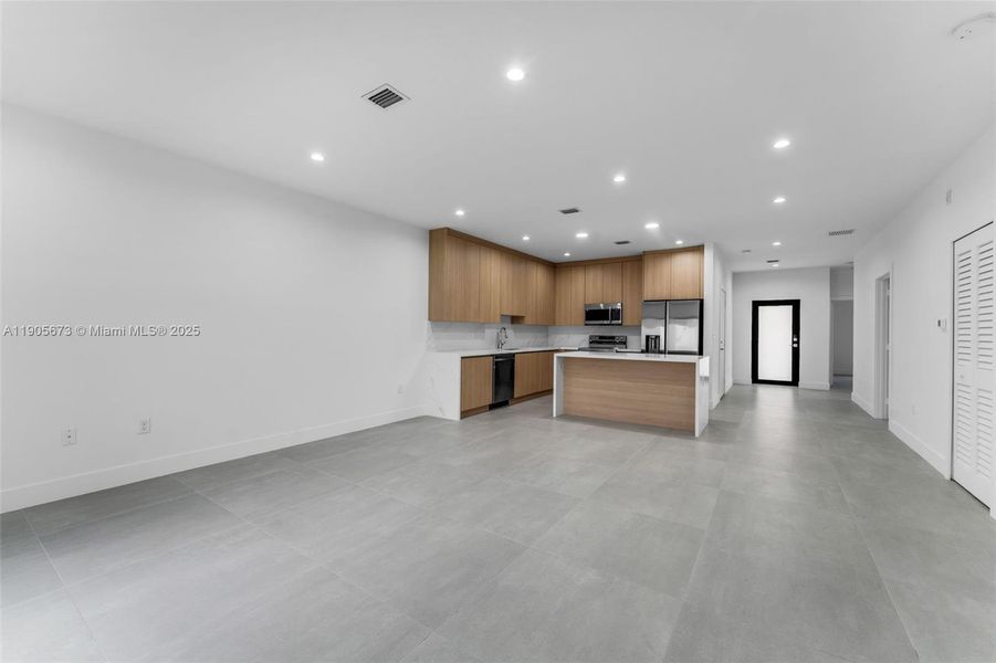 Spacious, unfurnished interior of a new home in , Miami (Image 24).