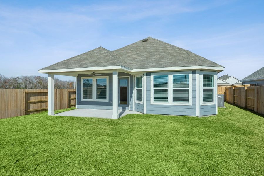 Exterior details and patio area of a home in Ambrose, La Marque (Image 4).
