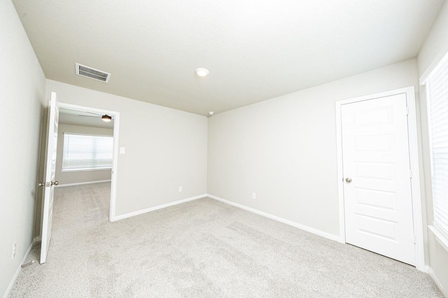 Spacious, unfurnished interior of a new home in River's Edge, Conroe (Image 18).