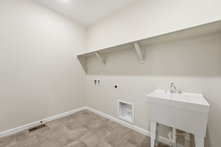 Spacious, unfurnished interior of a new home in The Aurora Highlands, Aurora (Image 19).