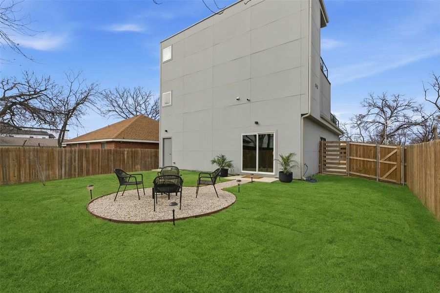 Exterior details and patio area of a home in , Dallas (Image 23).