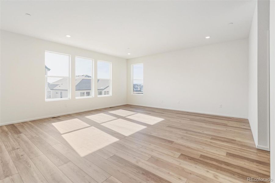 Spacious, unfurnished interior of a new home in Turnberry, Commerce City (Image 33).