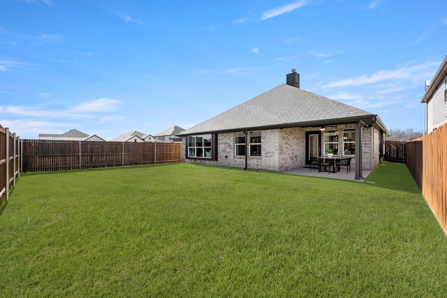 Representative exterior details of a home built from the Concept 2065 by Risewell Homes in Summer Crest, Fort Worth (Image 24).