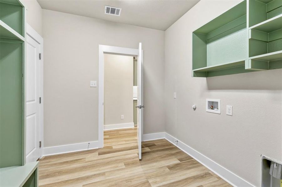 Spacious, unfurnished interior of a new home in , Sherman (Image 33).