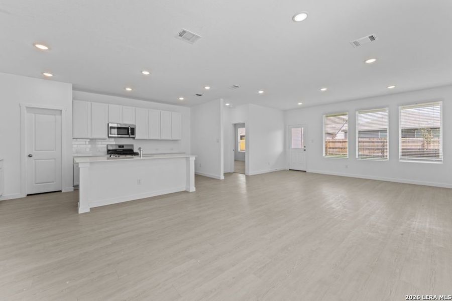 Spacious, unfurnished interior of a new home in Espada, San Antonio (Image 24).