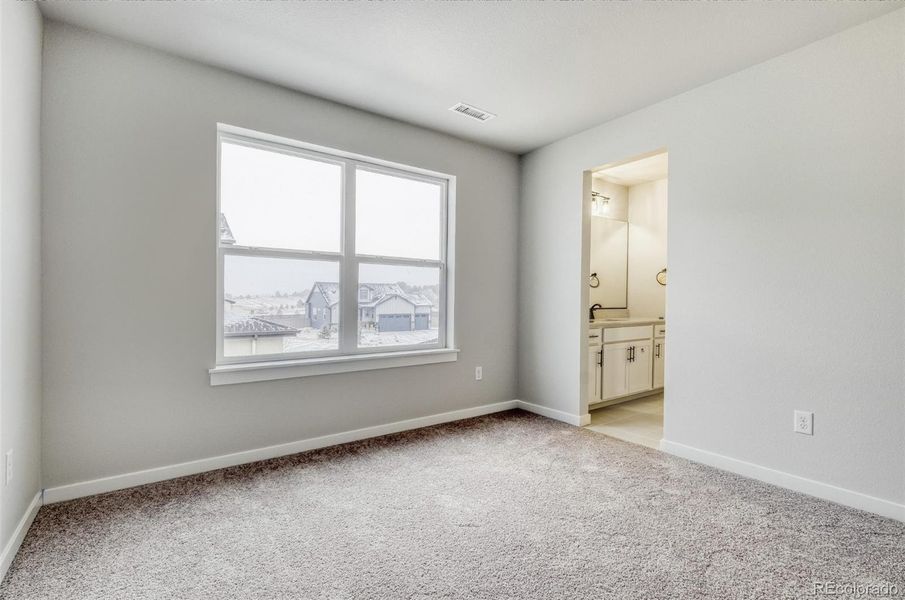 Spacious, unfurnished interior of a new home in Sterling Ranch Homestead, Colorado Springs (Image 27).
