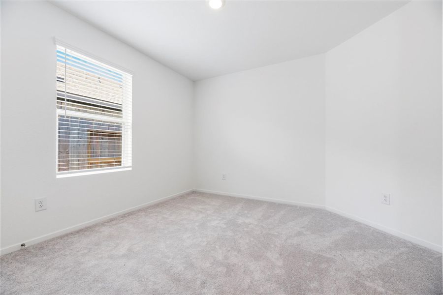 Secondary bedroom.
