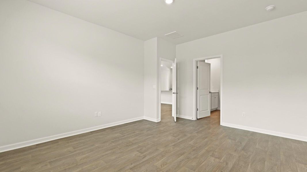 Spacious, unfurnished interior of a new home in , Summerville (Image 10).