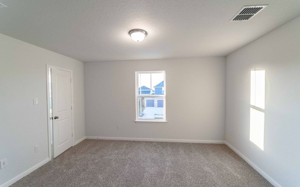 Spacious, unfurnished interior of a new home in Swenson Heights, Seguin (Image 15).