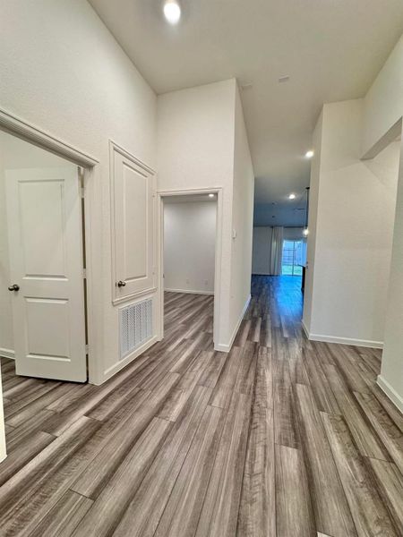 Spacious, unfurnished interior of a new home in Sunterra, Katy (Image 10). Spacious, unfurnished interior of a new home in Sunterra, Katy (Image 10).