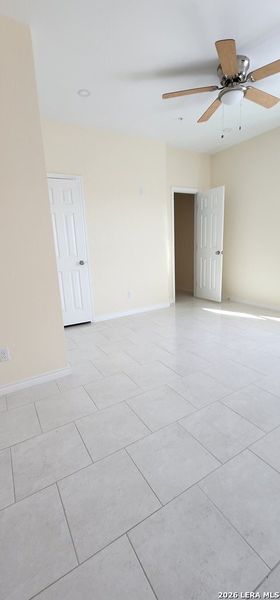 Spacious, unfurnished interior of a new home in , Eagle Pass (Image 6).