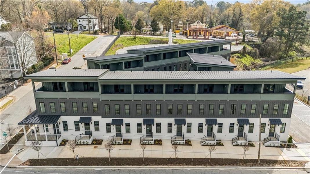 Condo located in Atlanta, GA showcasing its design and architecture (Image 4).