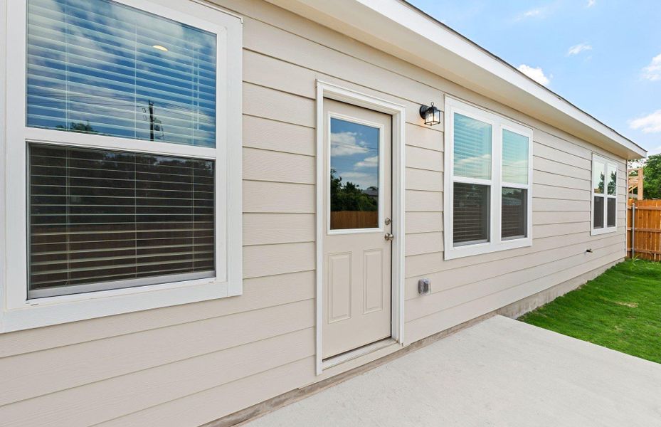 Exterior details and patio area of a home in Skyview, Belton (Image 3).
