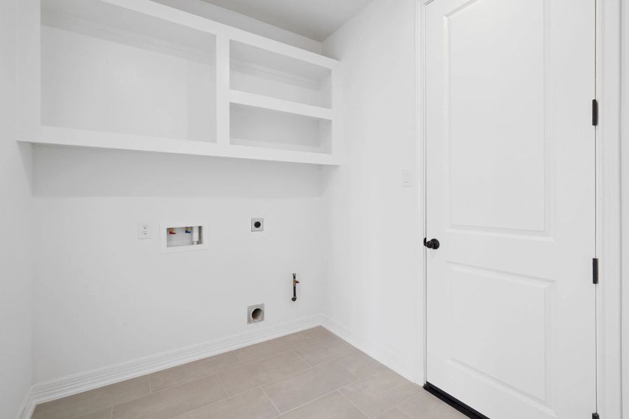 Spacious, unfurnished interior of a new home in Blue Heron Estates, Mont Belvieu (Image 13).